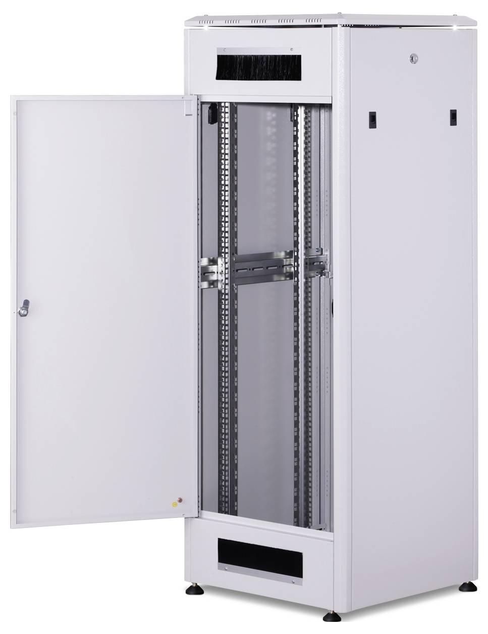 Un rack serveur ouvert et vide avec une porte vitrée ouverte sur le côté, posé sur un fond blanc.