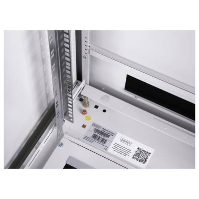 Vue intérieure d'un boîtier électronique avec des composants d'installation électrique et des connexions de câbles. Un code QR et différentes étiquettes sont visibles.