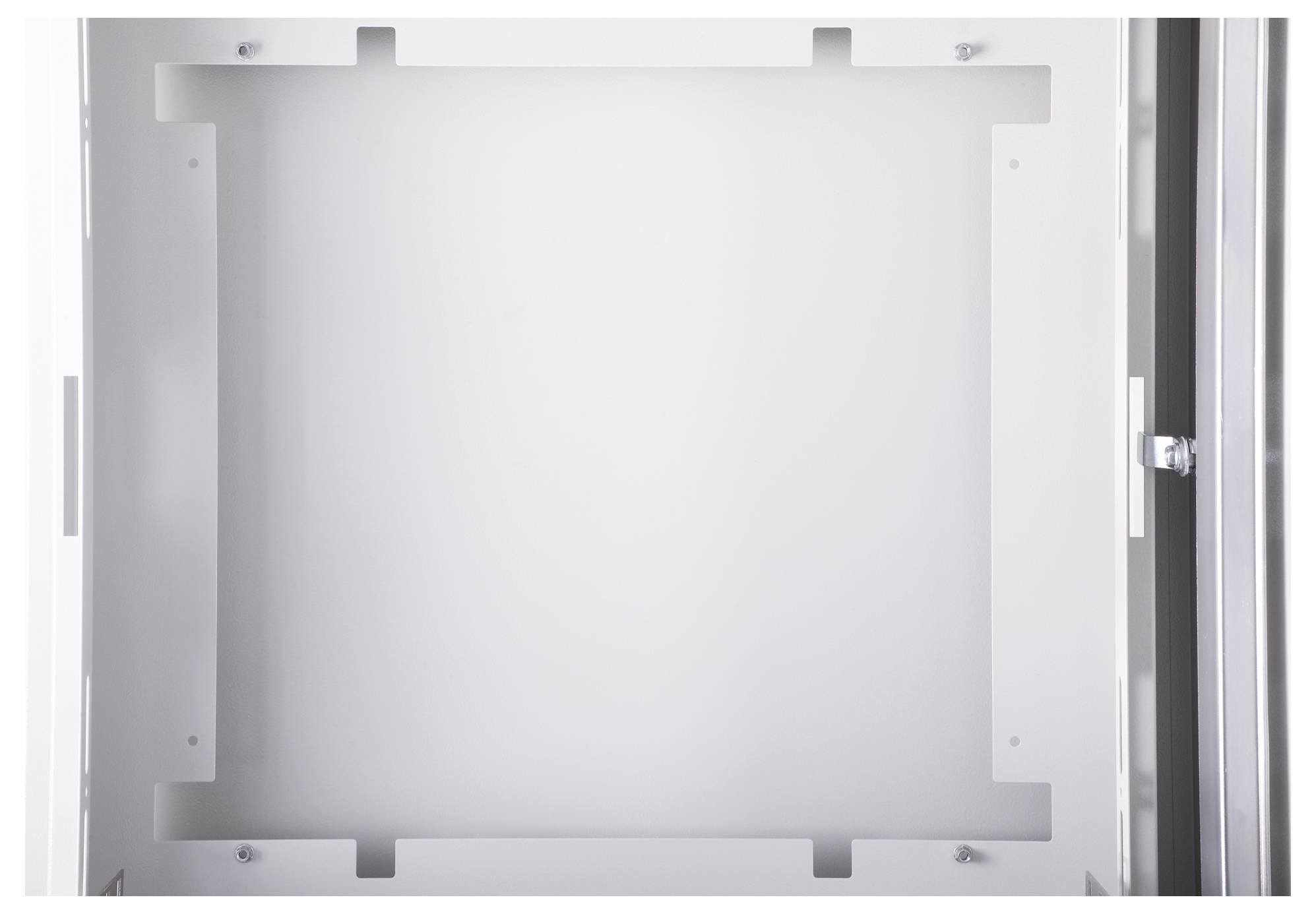 Cadre métallique avec ouverture rectangulaire, espace intérieur vide, encadré par des murs blancs.