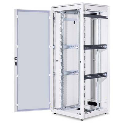 Une armoire de serveur ouverte avec plusieurs étagères, adaptée aux centres de données. Les portes sont ouvertes, aucun équipement à l'intérieur.