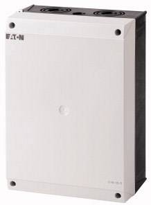 Un armoire électrique blanche avec le logo d'un fabricant en haut à gauche et des perforations pour les connexions de câbles en haut.
