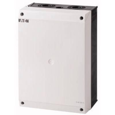 Un armoire électrique blanche avec le logo d'un fabricant en haut à gauche et des perforations pour les connexions de câbles en haut.
