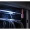 Une armoire serveur illuminée avec des câbles réseau et un voyant de test installé.