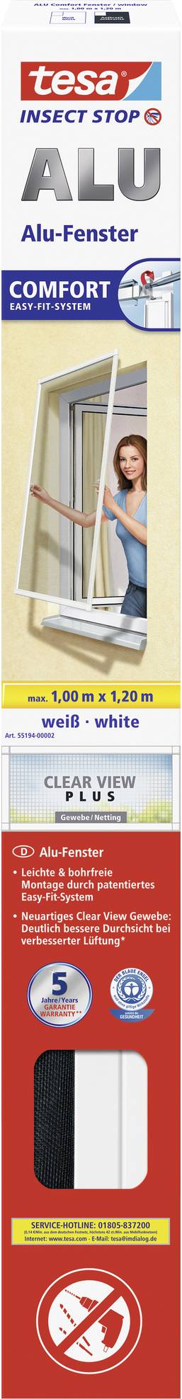 Tesa Insect Stop : Comfort Alu-Fenêtre, blanc. L'image montre une femme installant une moustiquaire sur un cadre de fenêtre.