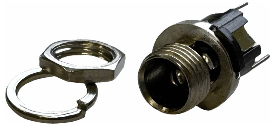 Douille avec deux éléments de fixation, destinée à établir une connexion électrique entre des composants dans des appareils électroniques.