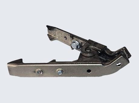 Un composant mécanique en métal avec un levier et des boulons, doté d'un mécanisme pivotant, probablement utilisé dans des applications de machinerie ou d'ingénierie.