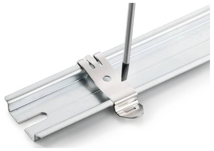 Un support de câble métallique est fixé à une rail métallique à l'aide d'un tournevis.