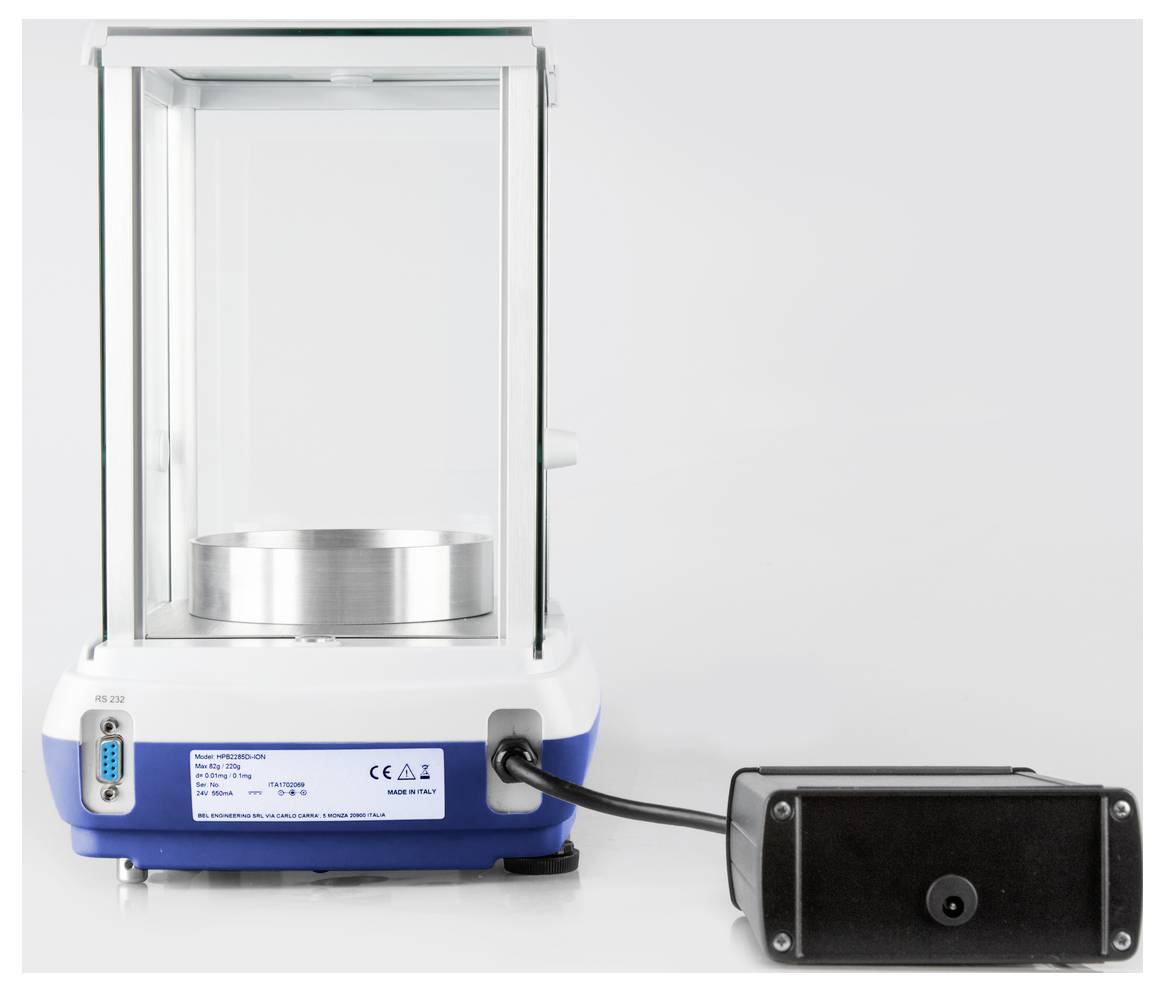 Balance de laboratoire numérique avec chambre en verre, plateau de pesée circulaire et module d'affichage externe, reliés par un câble.