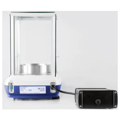 Balance de précision électronique avec bordure en verre et affichage numérique, reliée à un appareil externe noir.