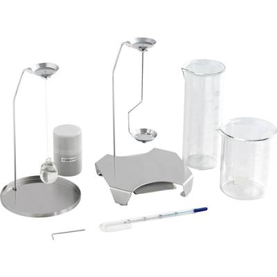 Ensemble de laboratoire comprenant une balance avec des poids, deux fioles Erlenmeyer et un petit tube de verre.
