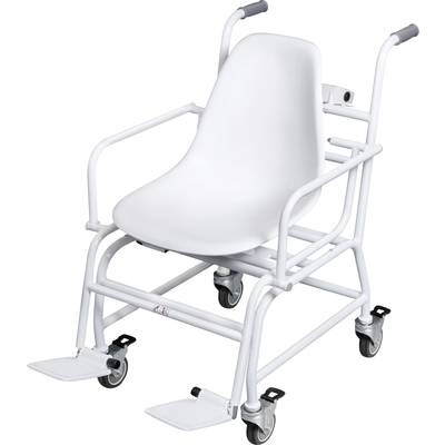 Un tabouret de douche blanc avec accoudoirs, repose-pieds et roulettes. Le siège est fabriqué en métal et en plastique, adapté à une utilisation dans la salle de bain.