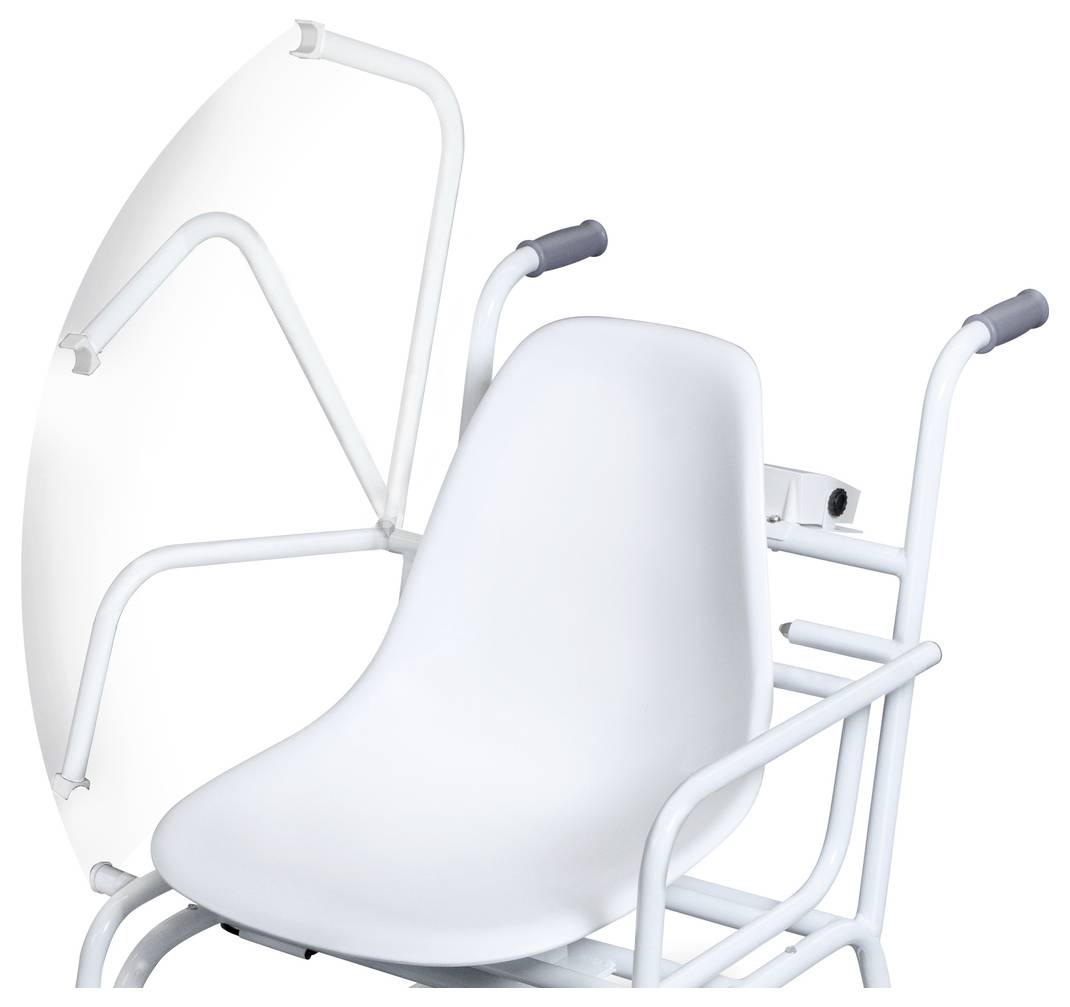 Chaise de douche blanche avec accoudoirs et dossier, adaptée aux personnes à mobilité réduite.