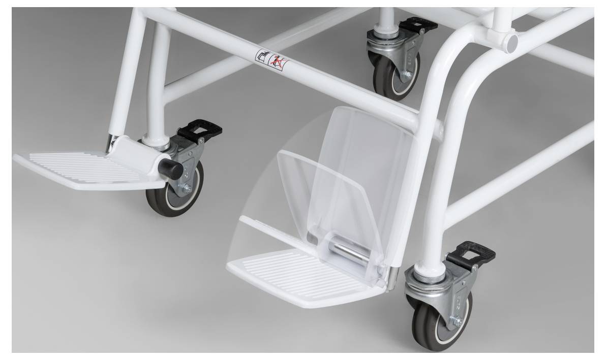 Gros plan d'un fauteuil roulant blanc sur un fond gris, avec un focus sur les roues avant et les repose-pieds.