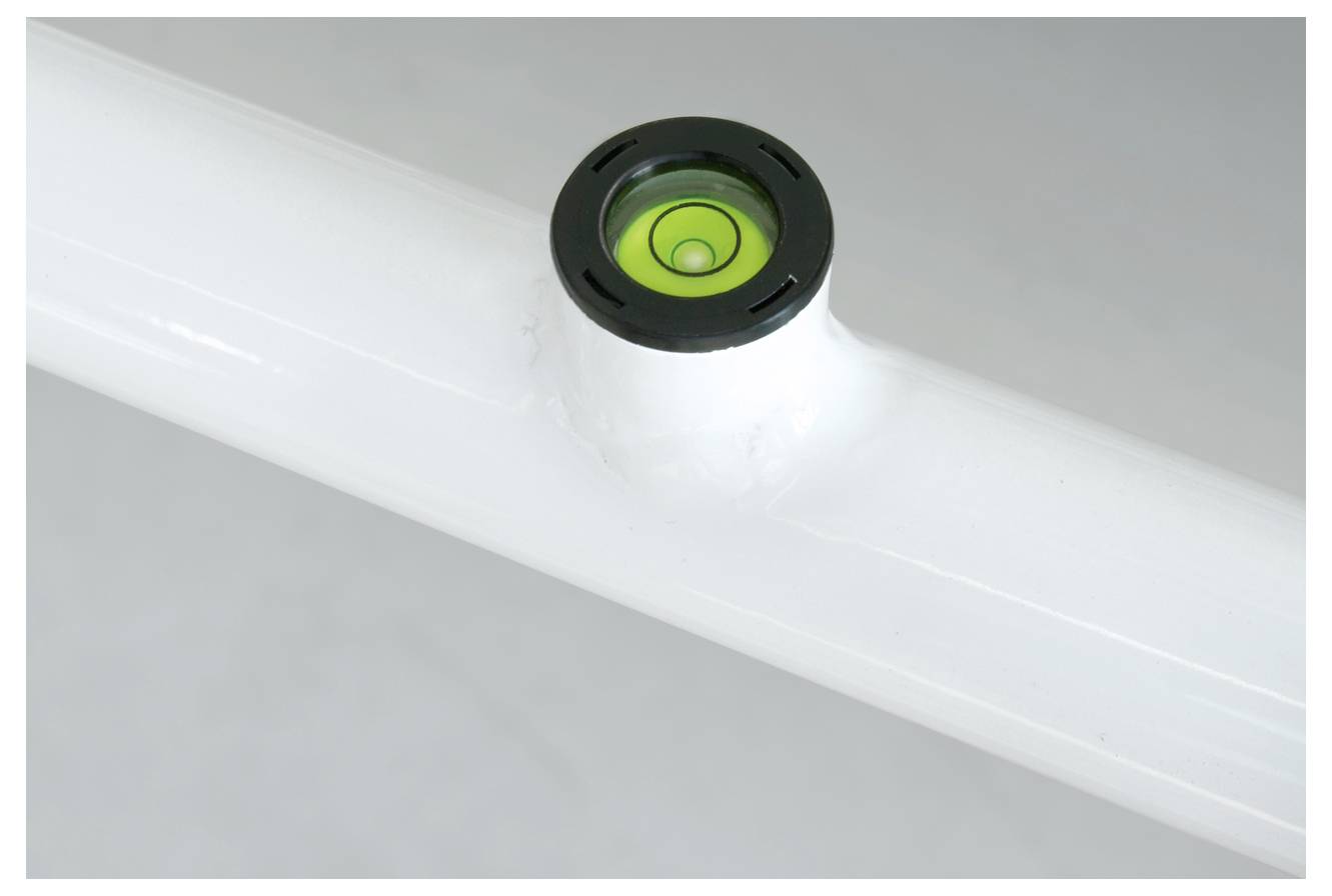 Construction tubulaire blanche avec niveau à bulle intégré, montrant un liquide de nivellement vert.