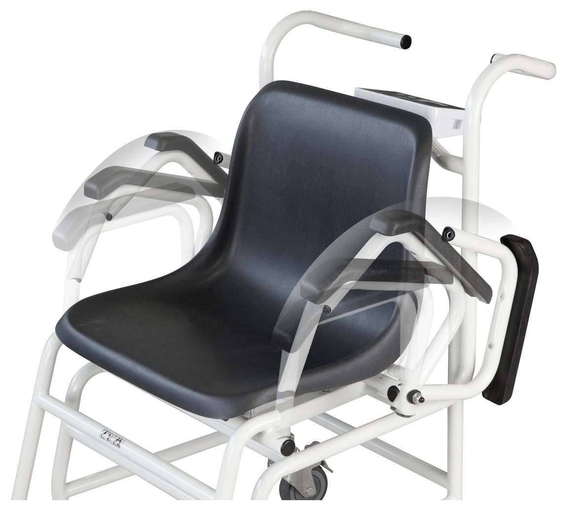 Fauteuil roulant de transfert léger et maniable, équipé d'accoudoirs amovibles, d'un siège rembourré et d'un dossier intégré pour les interventions de soins.