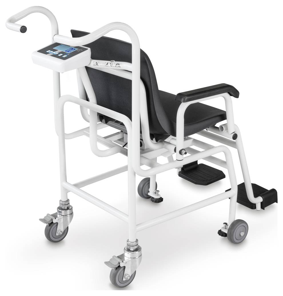 Fauteuil roulant avec balance intégrée, coloris noir et blanc, quatre roues, accoudoirs, repose-pieds et affichage numérique pour l'indication du poids.