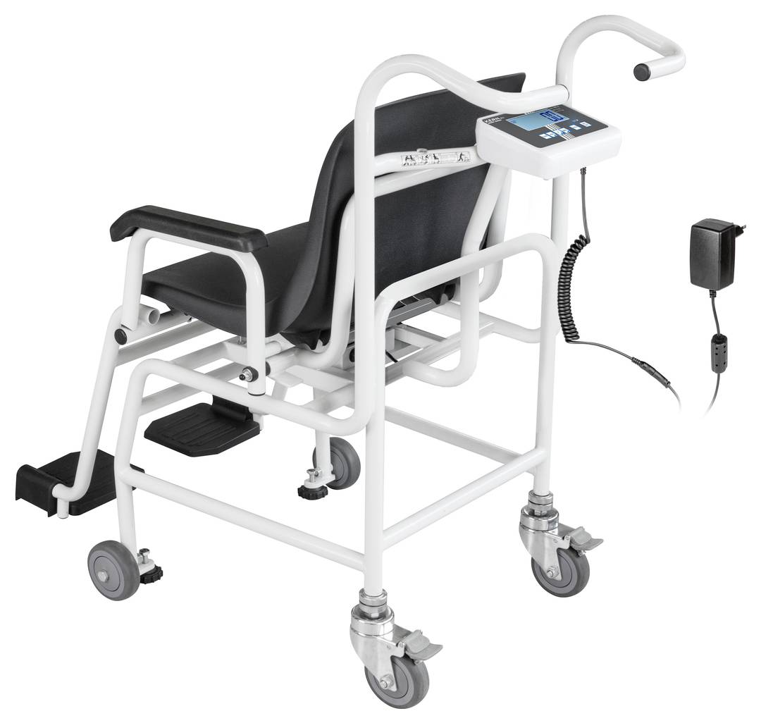 Un fauteuil roulant mobile équipé d'un écran numérique intégré pour la mesure du poids, doté de roues et d'une poignée de commande.