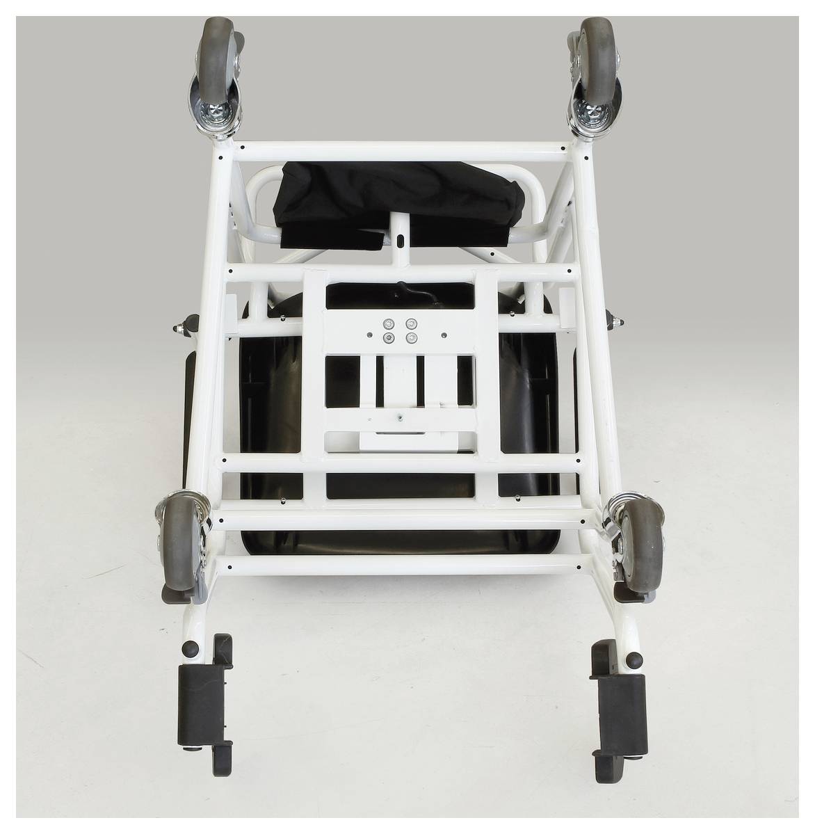 Châssis de fauteuil roulant vu de dessous, montrant les roues et le cadre. Adapté pour une démonstration technique ou un manuel de montage.