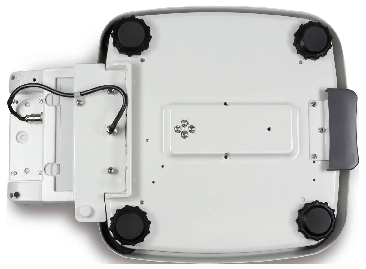 'Face inférieure d'une base d'appareil électronique avec quatre pieds antidérapants en caoutchouc et un compartiment pour connexions de câbles sur le côté gauche.'