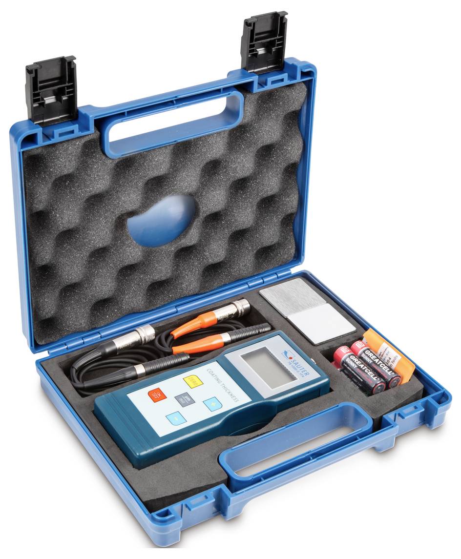 Détecteur portable de qualité de l'air dans un coffret bleu avec batteries, câbles et écran, prêt pour des analyses environnementales.