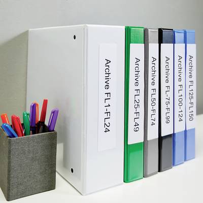 Des classeurs de différentes couleurs, étiquetés de 'Archive FL1-L25' à 'FL125-L150', sont alignés côte à côte. À côté, un récipient contenant des stylos.