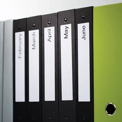 Classeurs dans une étagère, étiquetés 'Février', 'Mars', 'Avril', 'Mai', 'Juin', symbolisant des processus temporels ou une organisation.