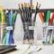 Trois bocaux en verre étiquetés 'Stylos', 'Crayons', 'Marqueurs' sont posés sur une table, remplis de différents instruments d'écriture.