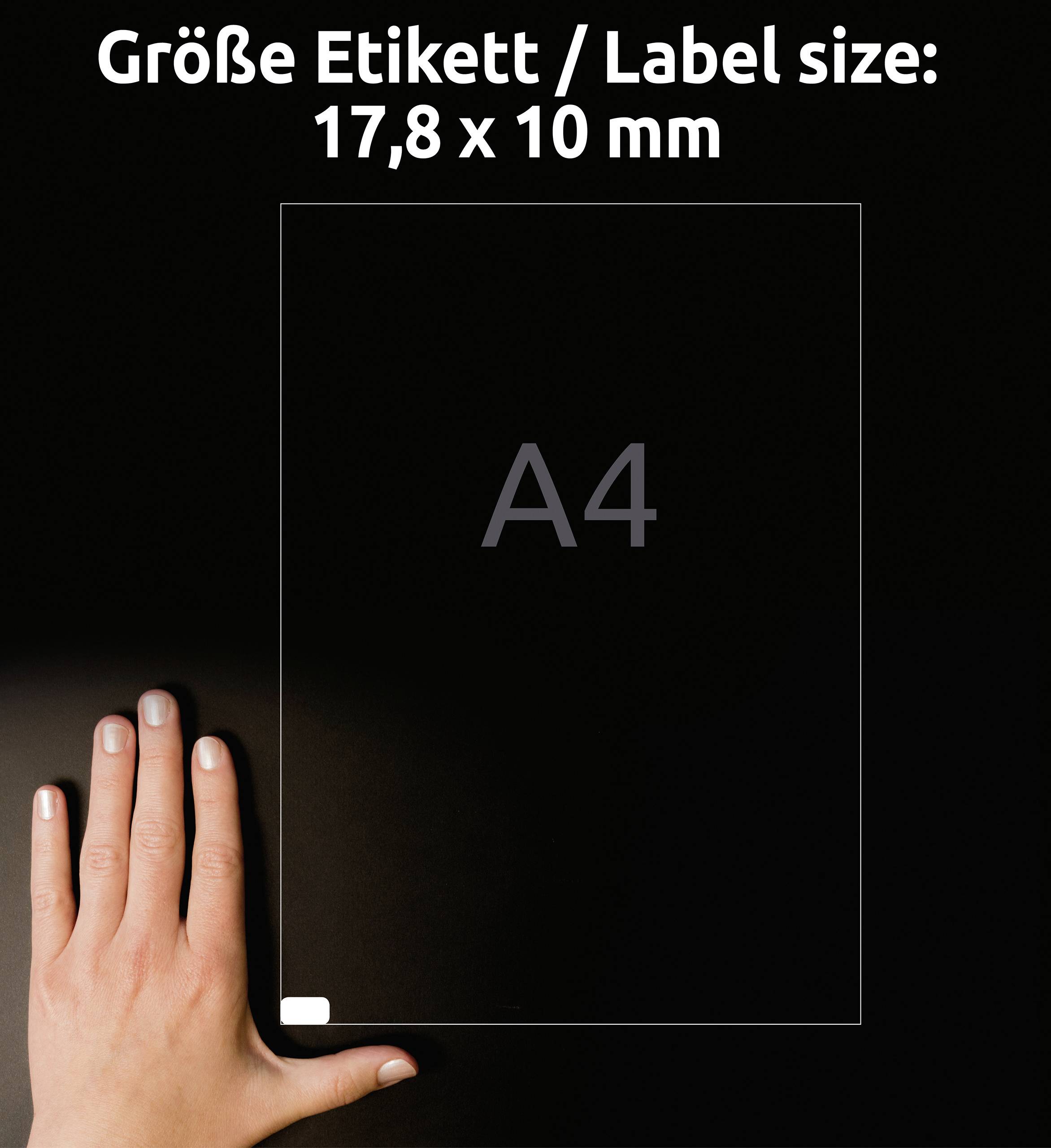 Une main pointe vers une étiquette noire A4 de taille '17,8 x 10 mm'.