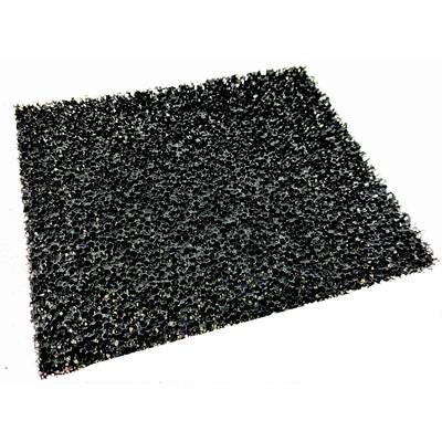 Un morceau de mousse noir, poreux et à la texture irrégulière, rappelant un filtre en charbon actif, est posé en biais sur un fond blanc.