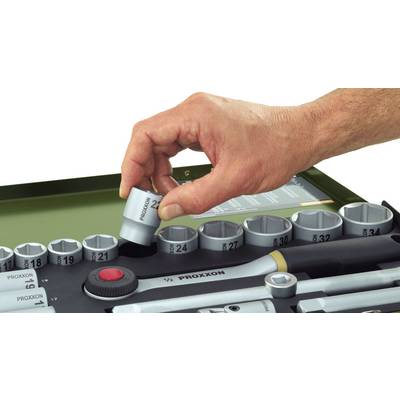 'Une main sélectionne un embout de douille dans un ensemble d'outils organisés, comprenant des clés et des douilles, étiquetés avec leurs tailles et le nom de marque Proxxon.'