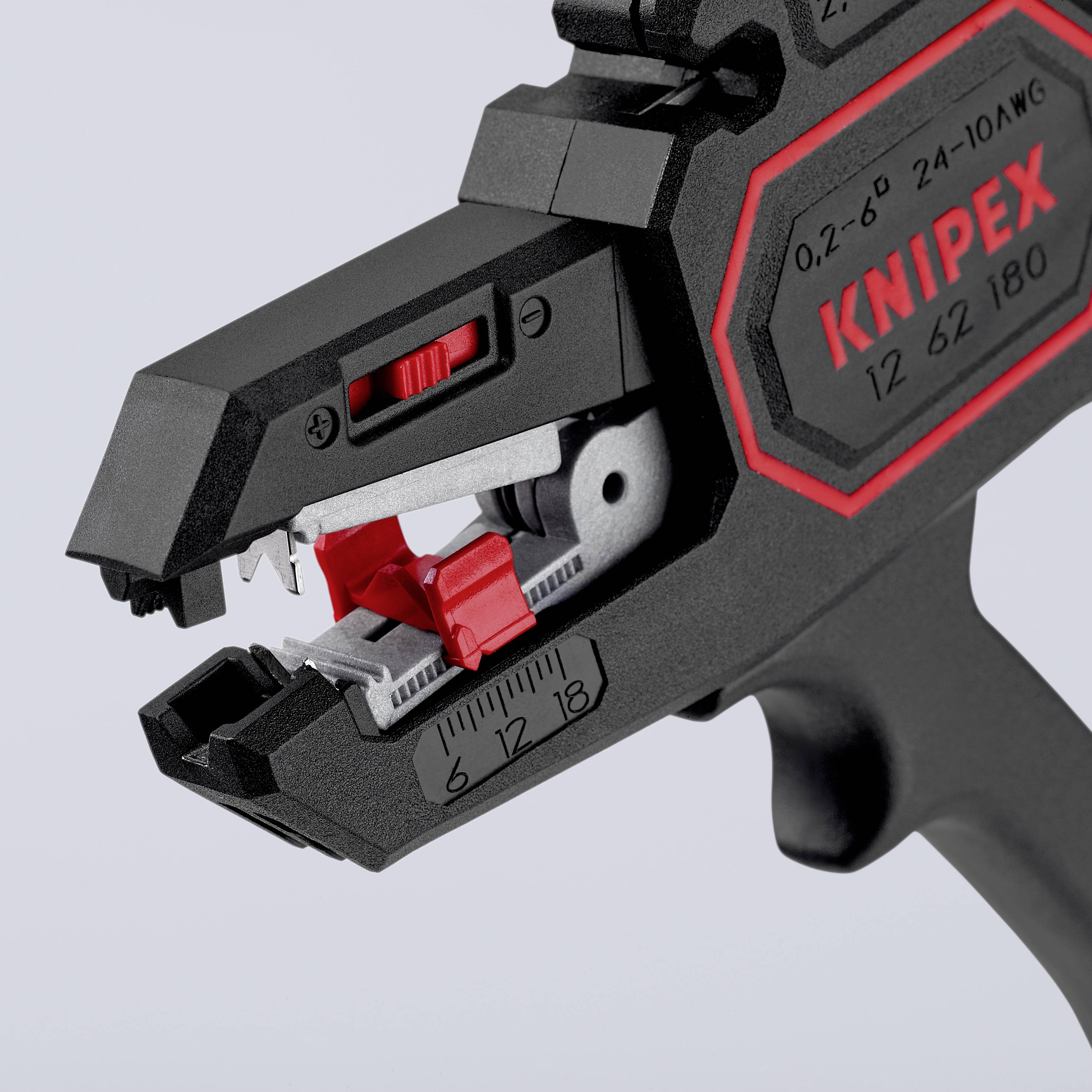 Gros plan d'une pince noire avec un curseur rouge et une règle sur la mâchoire inférieure. À droite, 'Knipex' en lettres rouges.