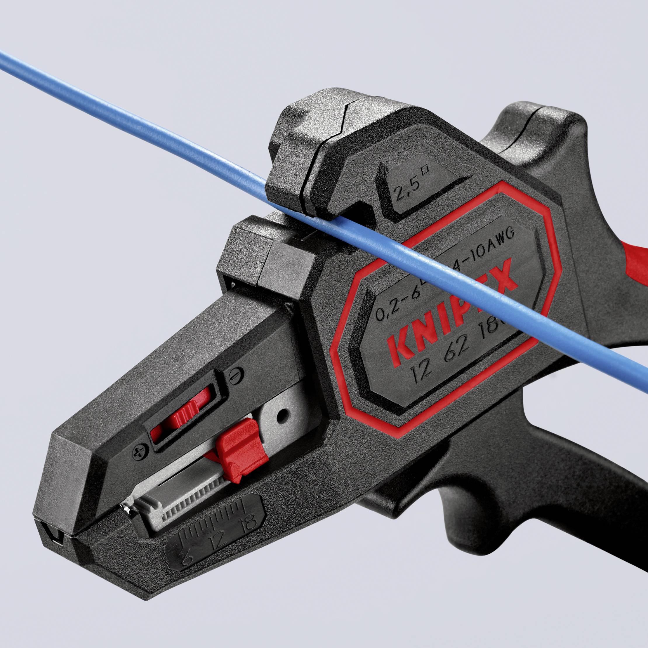 Un outil automatique à dénuder de Knipex, réglé pour un fil bleu. Adapté aux câbles de différentes tailles.