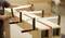 Quelqu'un utilise plusieurs serre-joints pour maintenir fermement deux poutres en bois ensemble. Cela se déroule dans un environnement d'atelier.