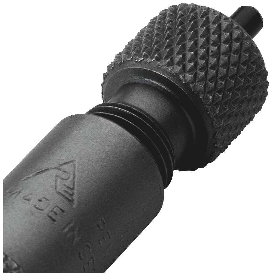 Gros plan sur une poignée d'outil métallique avec surface texturée pour une meilleure prise en main, révélant une construction robuste et durable.