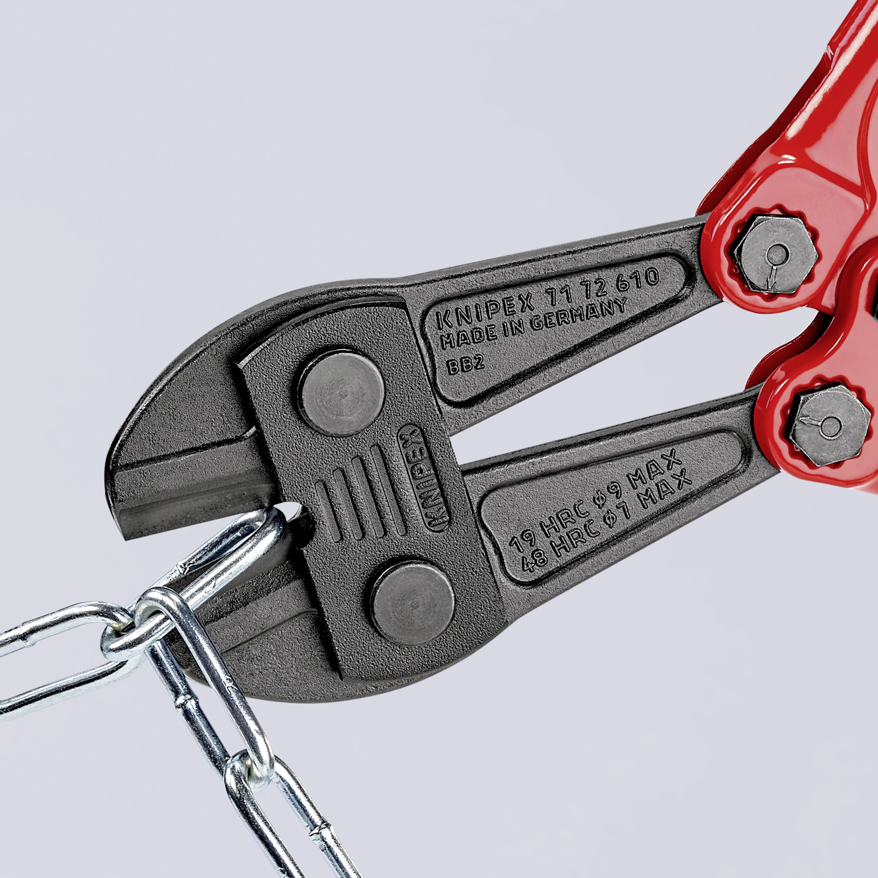 Une pince coupante rouge coupe un maillon métallique d'une chaîne. Sur la pince est inscrit 'KNIPEX 71 12 610'.