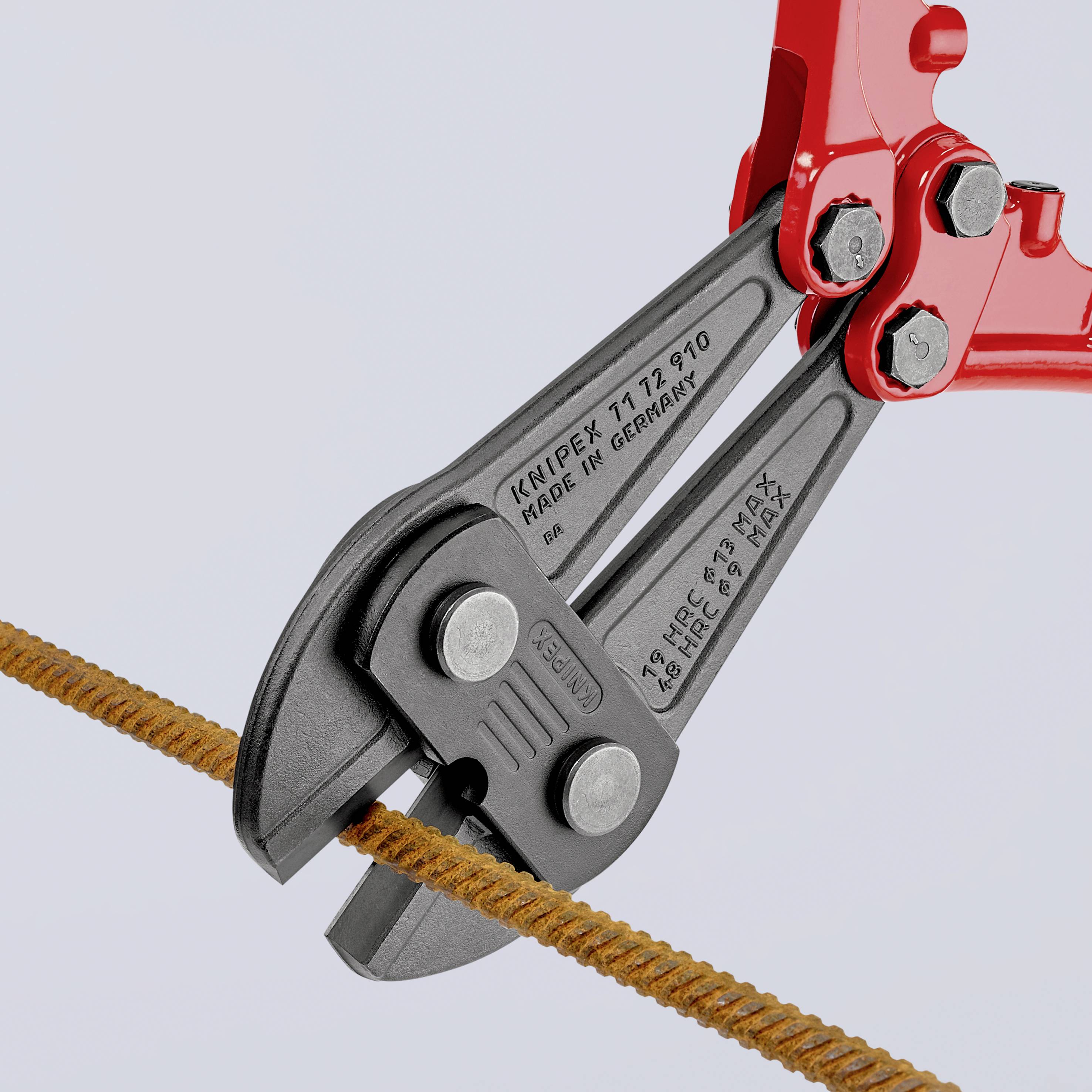 Un coupe-câble coupe un morceau de fil. Sur la pince, on peut lire « Knipex 71 12 910 Made in Germany ».