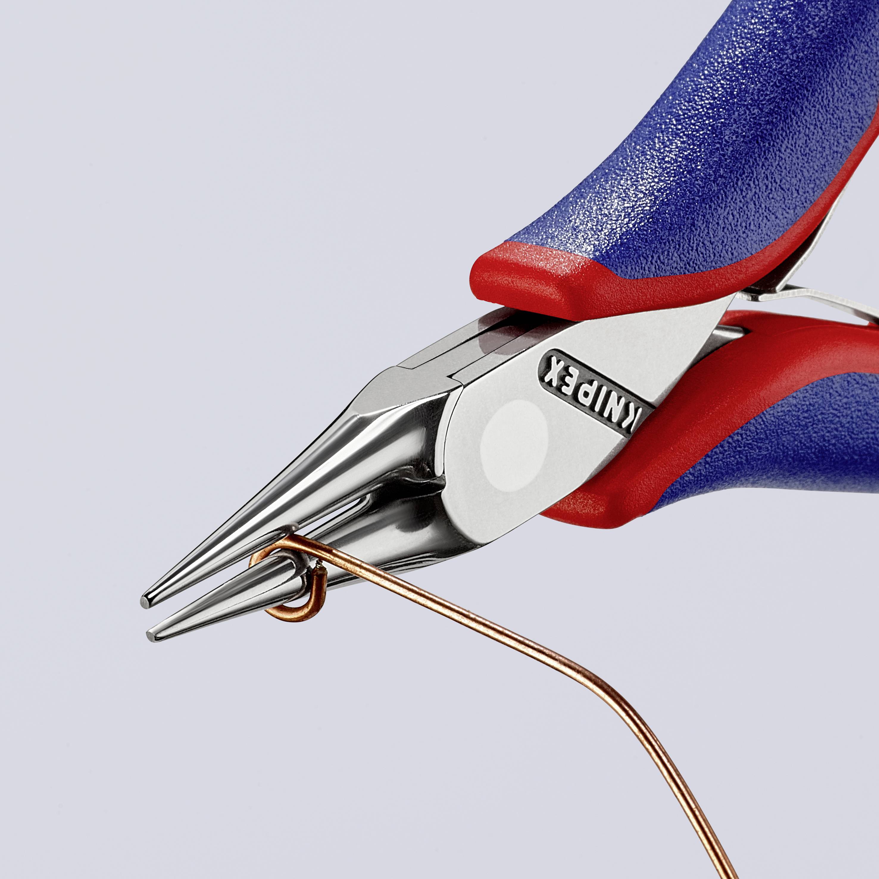 Une pince rouge et bleue plie un fil marron. La pince est de la marque 'Knipex'.