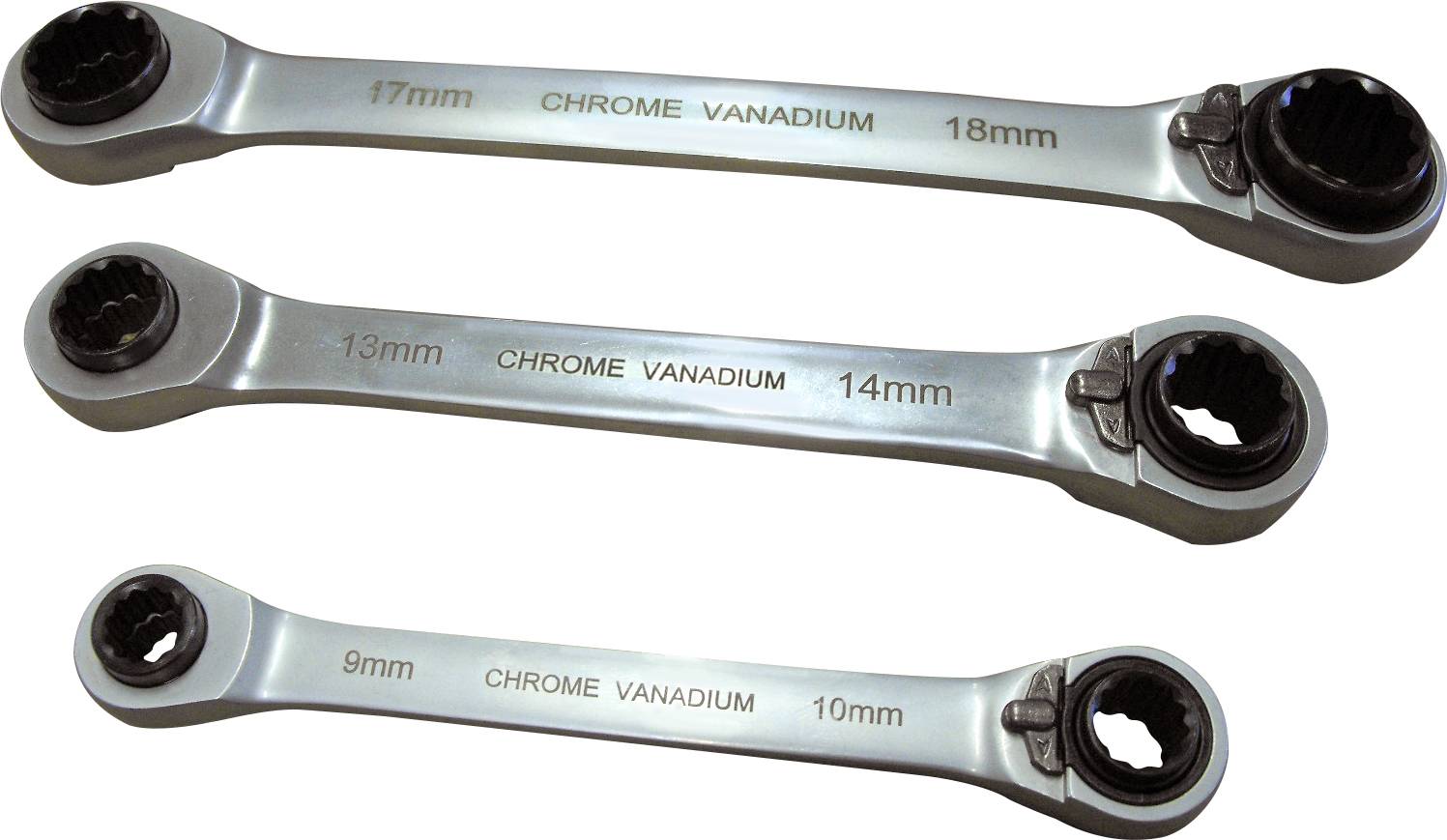 'Trois clés à cliquet, tailles 9-10 mm, 13-14 mm et 17-18 mm, en acier chrome-vanadium, disposées les unes au-dessus des autres.'