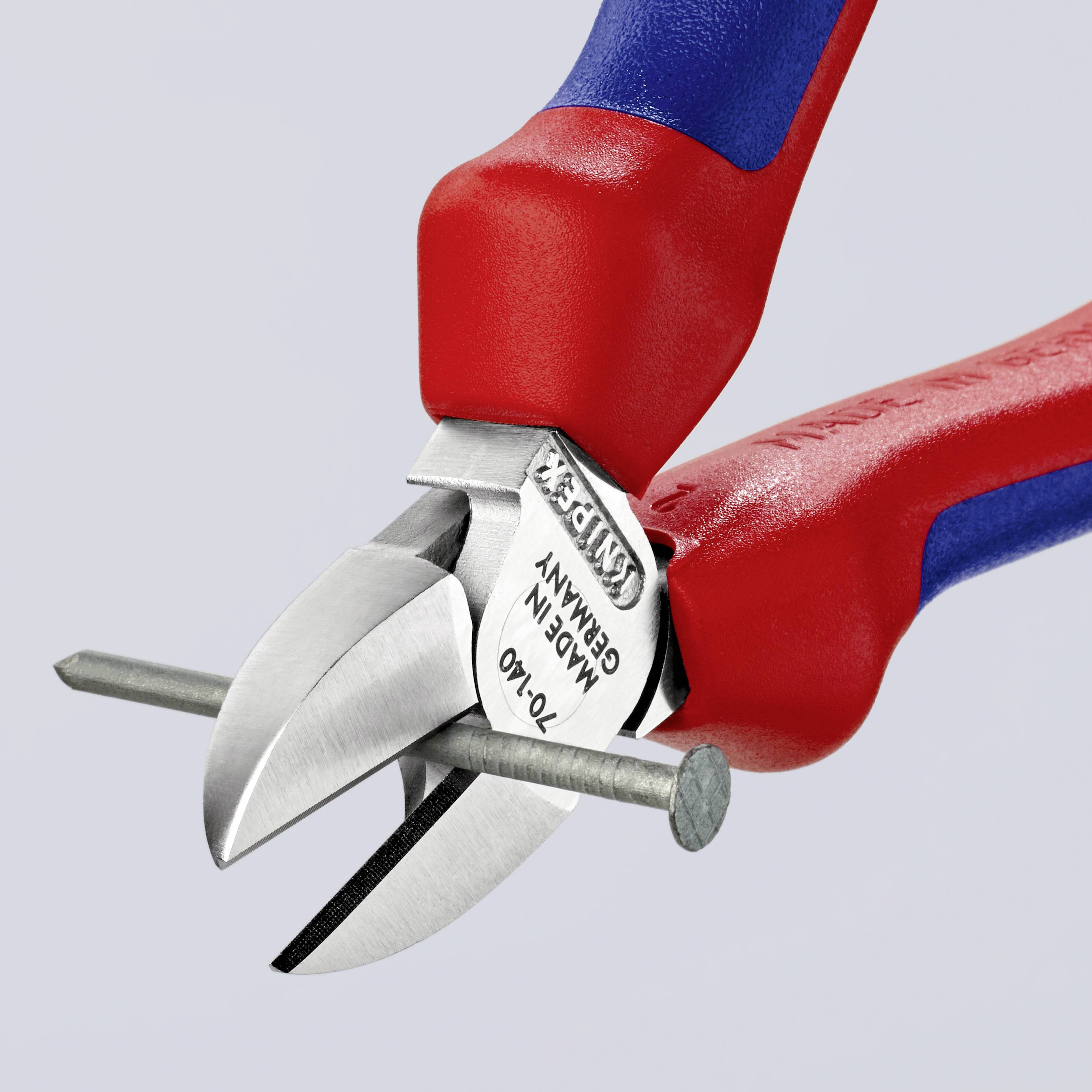 Pince coupante avec une poignée rouge et bleue coupe un clou. Sur la pince, il est inscrit 'MADE IN GERMANY 70 01 140'.
