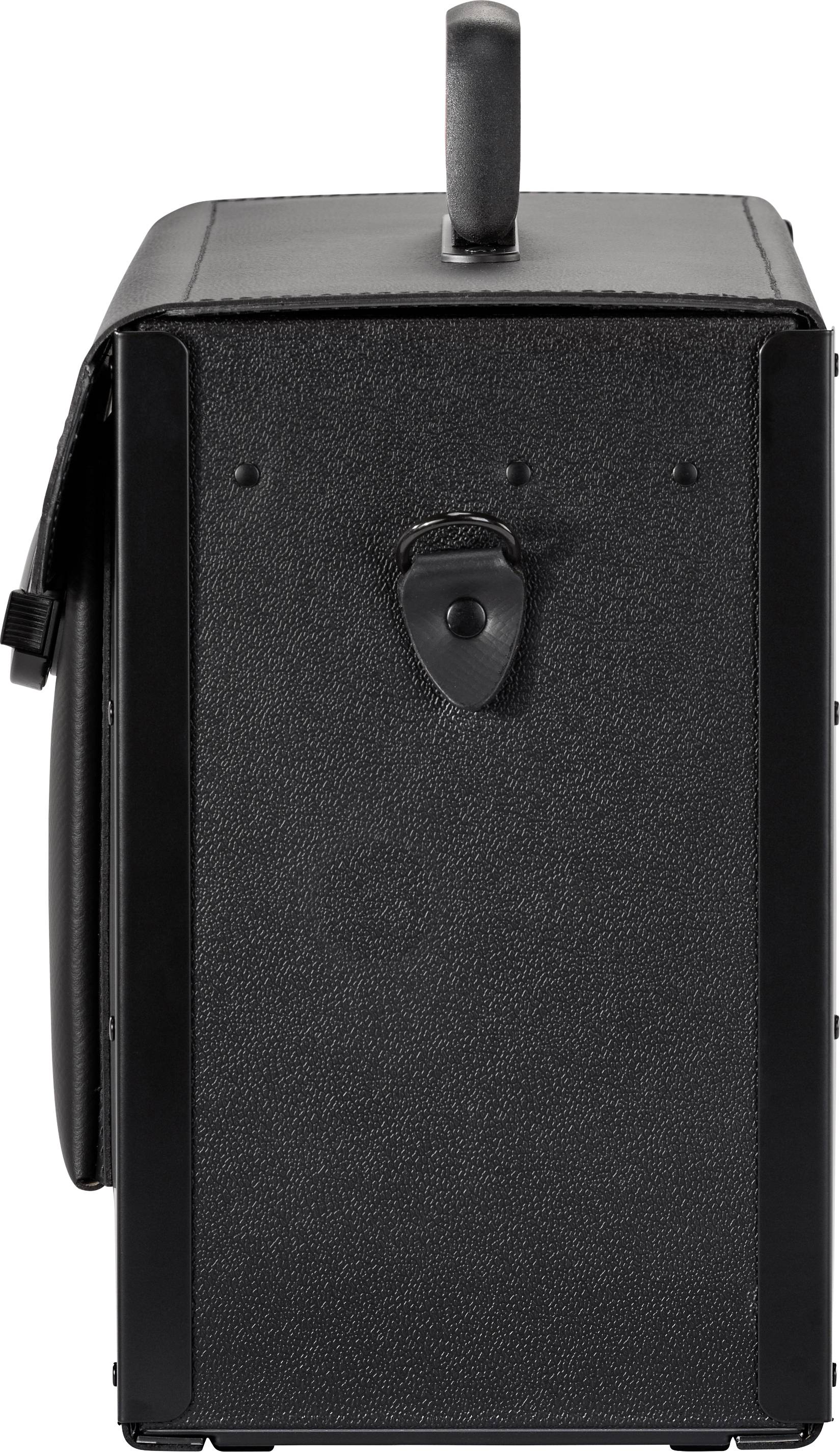 Une boîte noire rectangulaire avec une poignée en haut et une boucle métallique sur le côté, vue de profil.