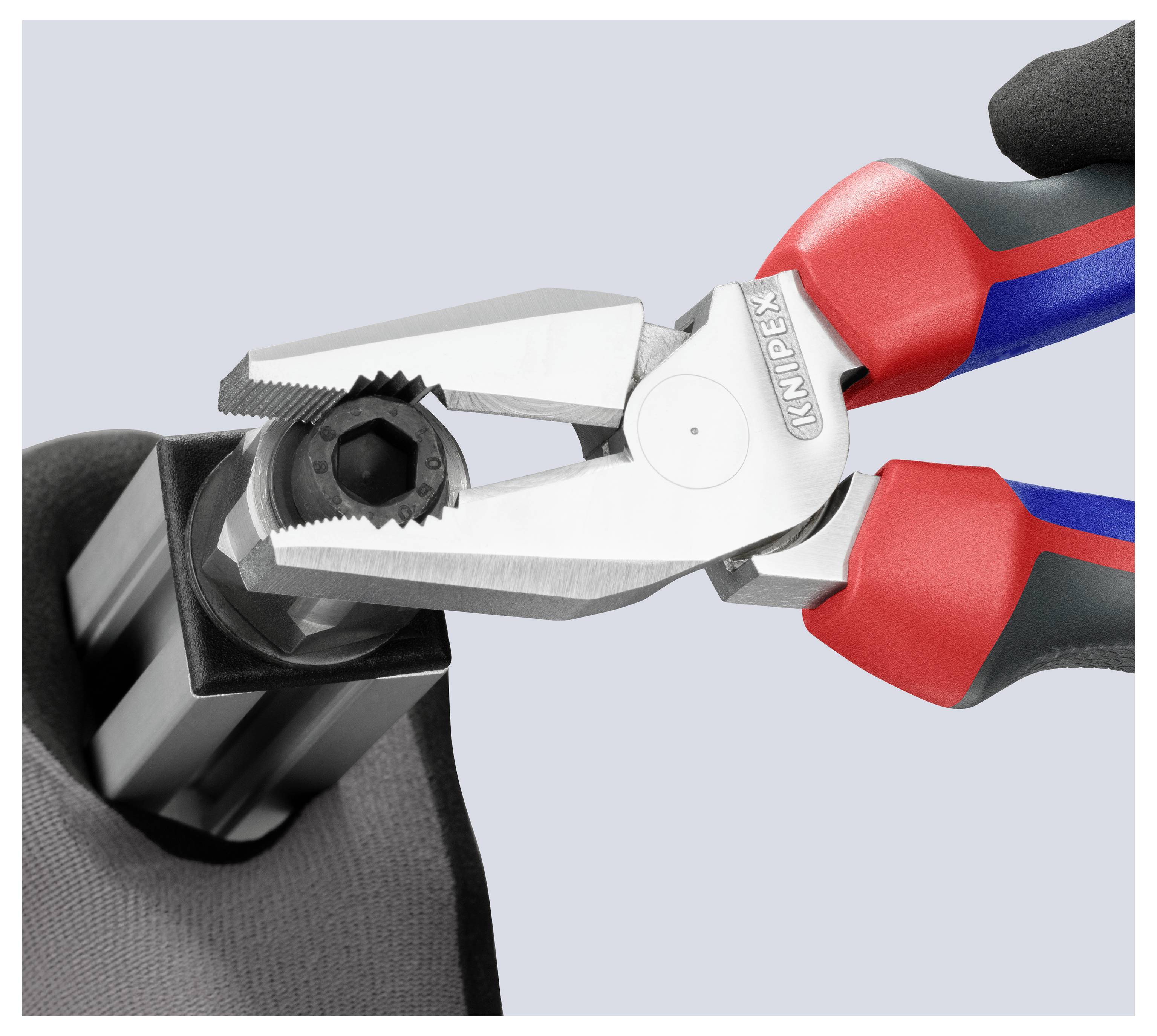 Une paire de pinces rouge et bleu saisissant fermement un boulon sur une surface métallique, démontrant la précision de l'outil pour maintenir des fixations.