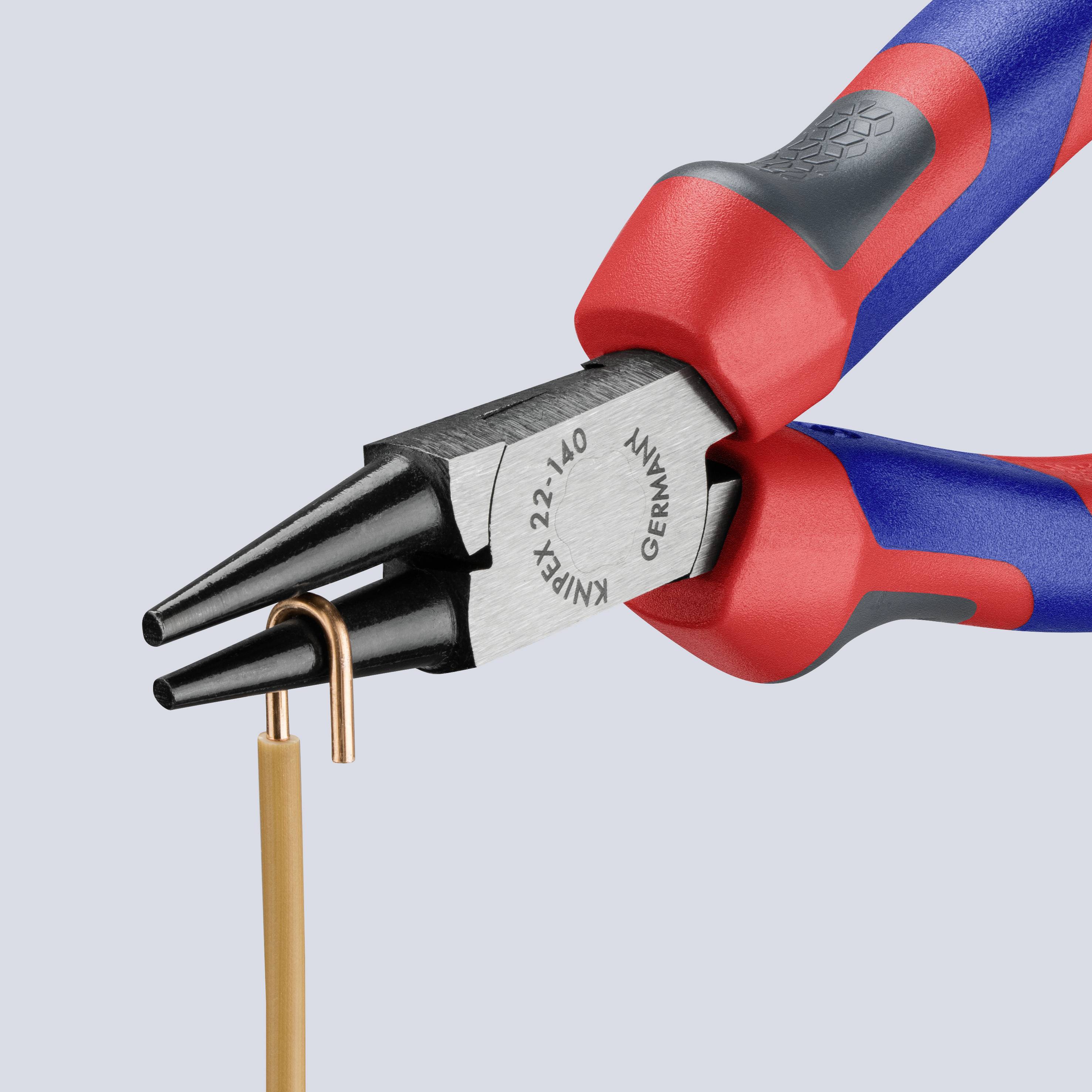 Zange plie le fil en forme de U. Poignée en rouge et bleu. Outil pour un travail précis. Spécialisé pour le montage électrique.