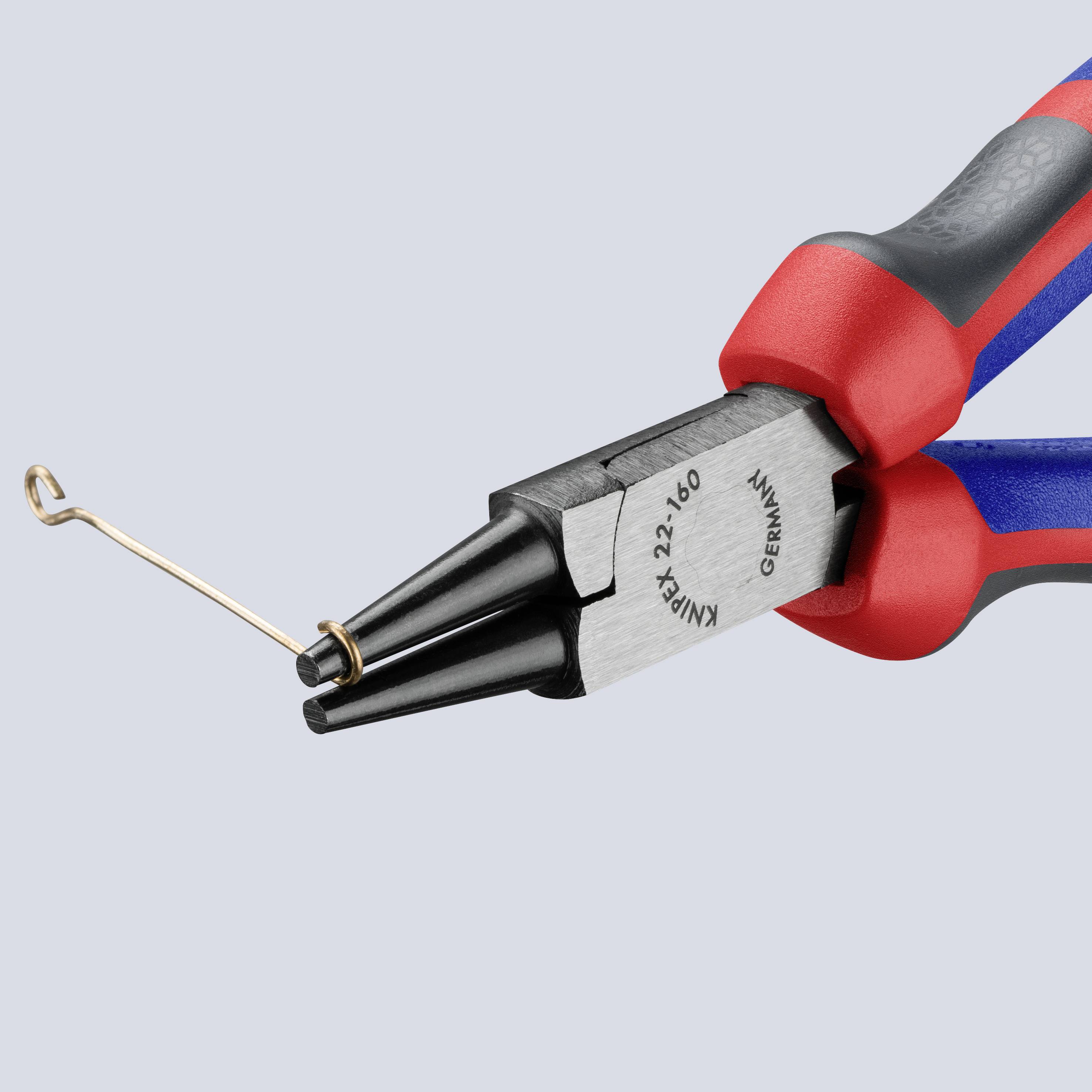 Pince rouge aux pointes recourbées sur un fond clair, utilisée pour plier du fil.
