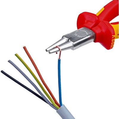 Pinces à long bec tenant un fil bleu parmi plusieurs fils électriques dénudés, montrant un travail de câblage ou une réparation de câblage.
