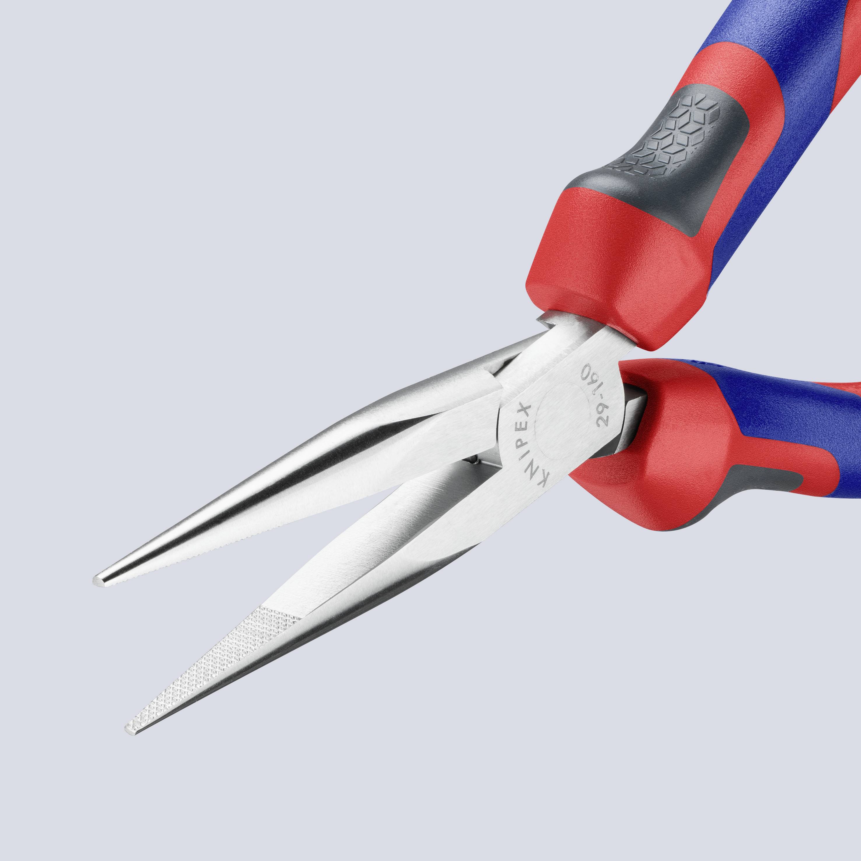 Une pince avec une poignée en caoutchouc rouge et bleu est posée sur un fond clair. Idéale pour des travaux précis.