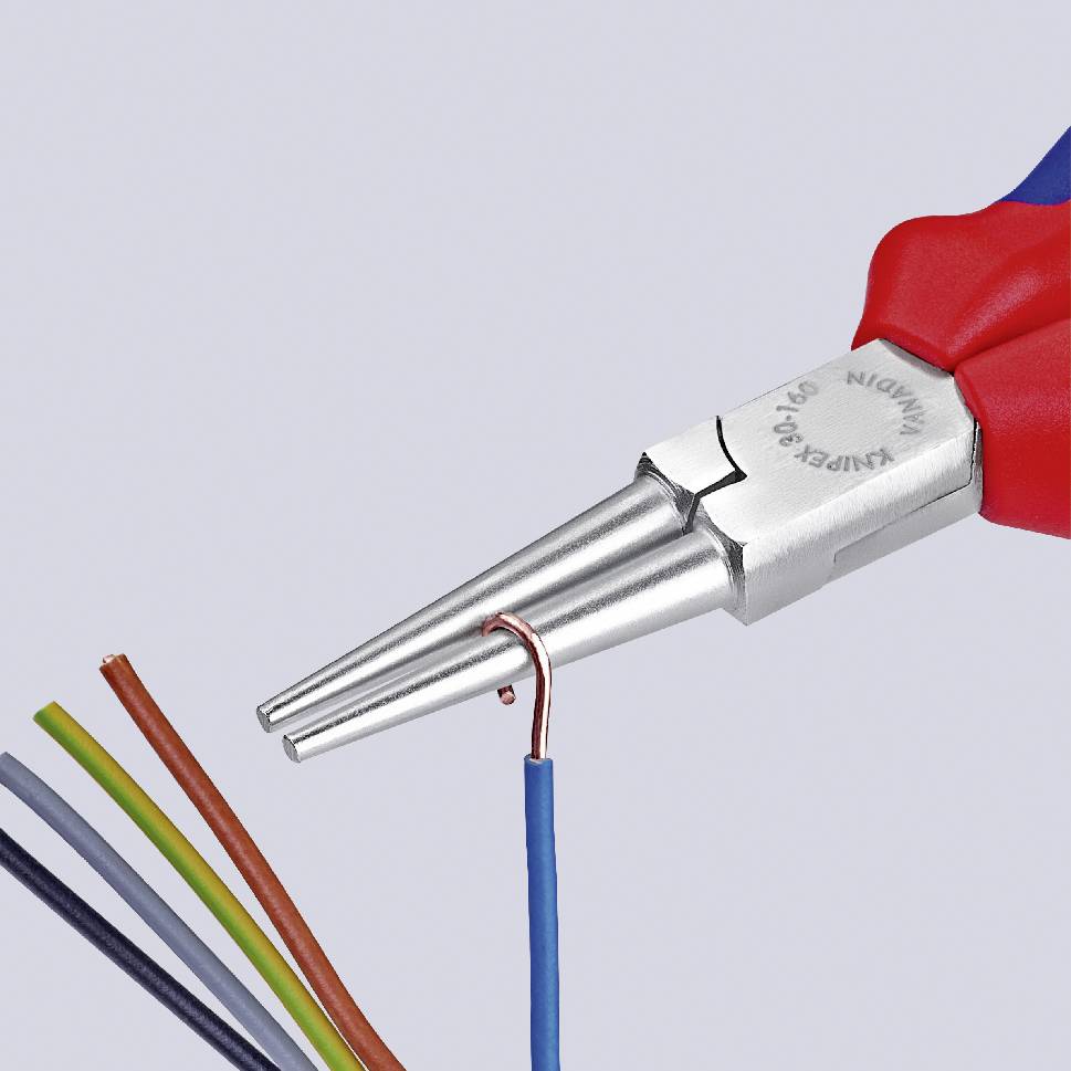 Une pince rouge avec un embout bleu tient un câble multicolore, prête à dénuder pour mettre à nu les fils conducteurs.