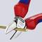 Une pince coupante latérale rouge et bleue coupe un fil doré. Sur la lame est gravé « Knipex Made in Germany ».