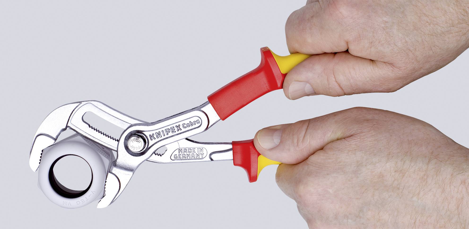 Une personne utilise une pince rouge et jaune pour maintenir un petit tube. La pince est étiquetée « KNIPEX Cobra ».