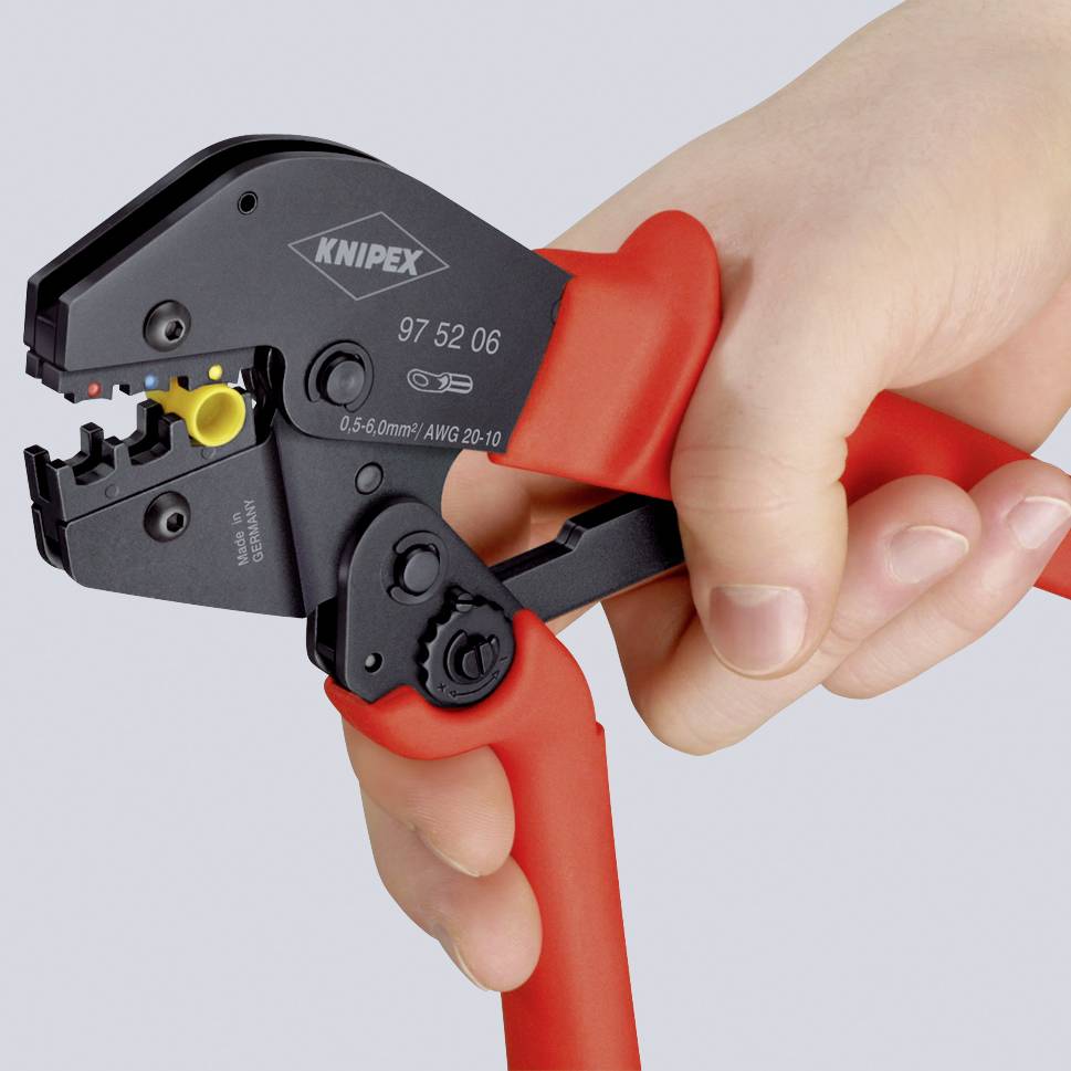 Une main tient une pince à sertir rouge de la marque Knipex, adaptée aux embouts de câble de 0,5 à 6,0 mm².