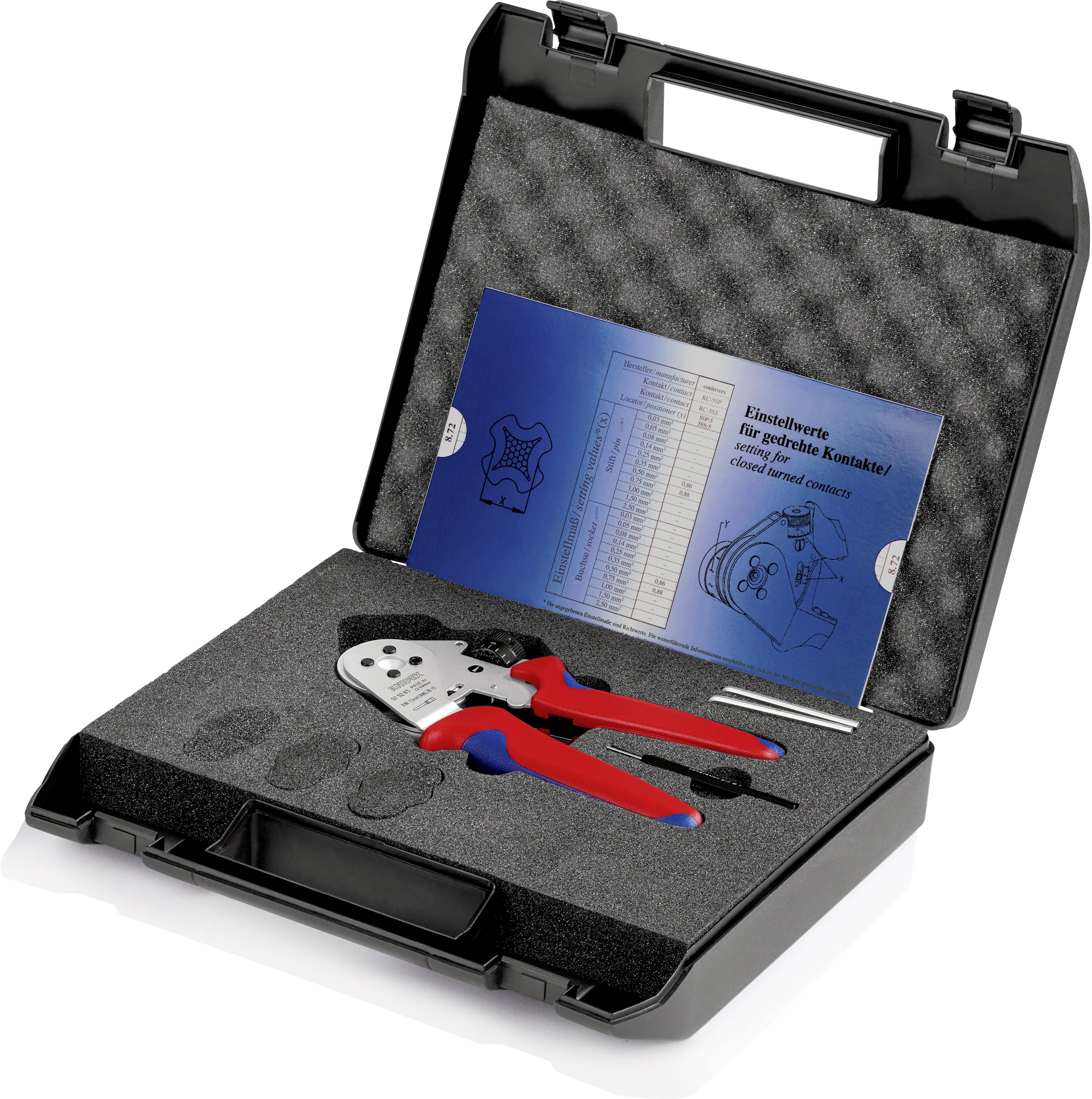 Une boîte à outils ouverte avec un outil à sertir, un tournevis et une feuille de instructions bleue sur un coussin en mousse grise.